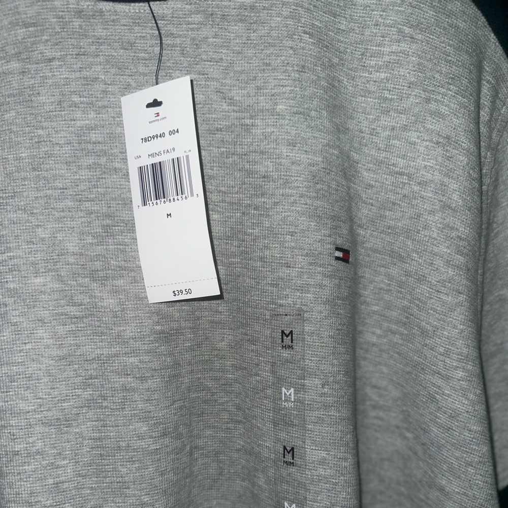 Brand new!! Tommy Hilfiger t shirt - Picture 3 of 4